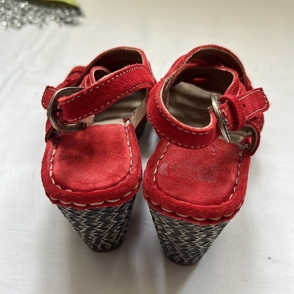 ⭐️JOSEF Seibel Red Strappy Suede Heels with Contrast Stitching⭐️ - Picture 4 of 7